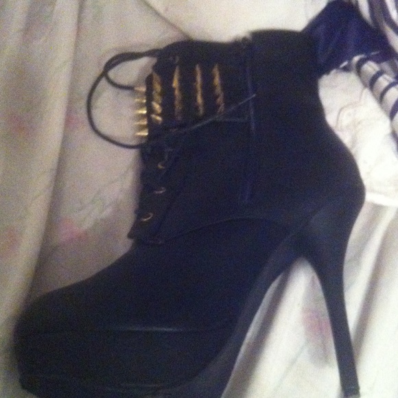 Blk booties - Picture 2 of 3