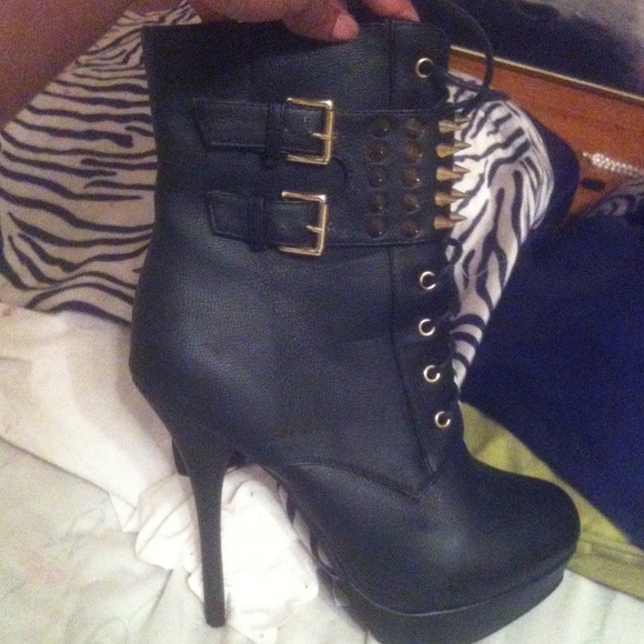 Blk booties - Picture 3 of 3