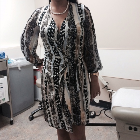 🌼 Sigourney Snake-Print Short Wrap Dress 🌼NWT - Picture 4 of 4