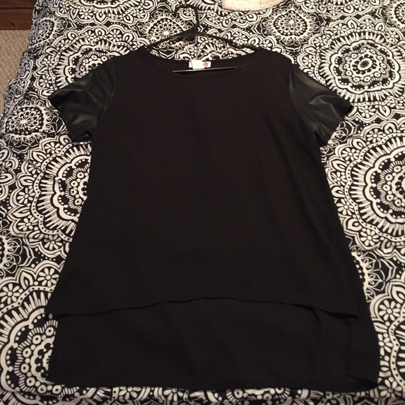 Sheer black flowy top with pleather sleeves - Picture 1 of 2