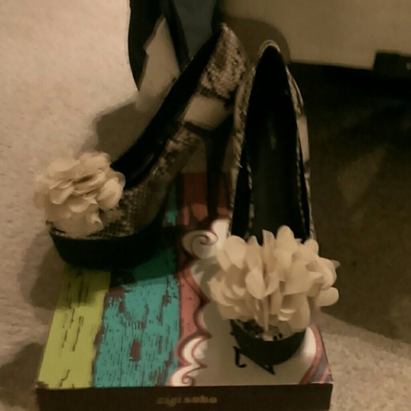 Open toed platform heels - Picture 1 of 4