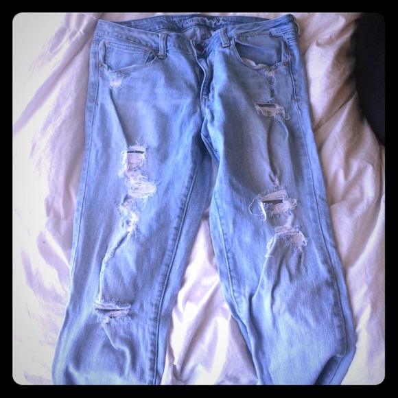 Destroyed style jeans