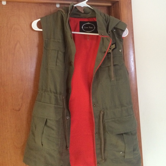 Hooded vest bought from buckle. Only wore twice!