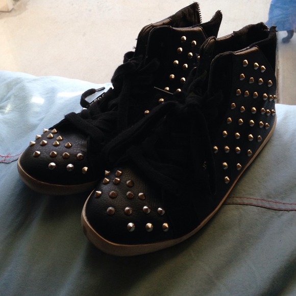 Black spike shoes!!!! - Picture 1 of 2