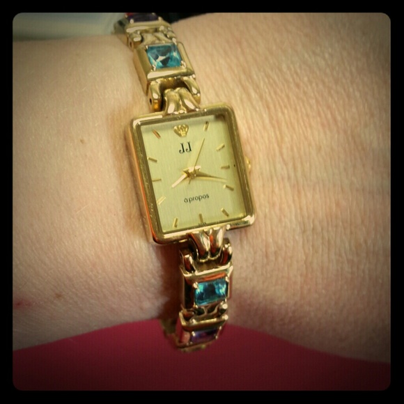 Beautiful goldtone watch.