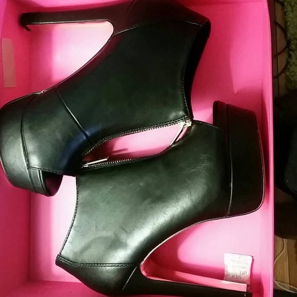 Betsey Johnson - Picture 2 of 4