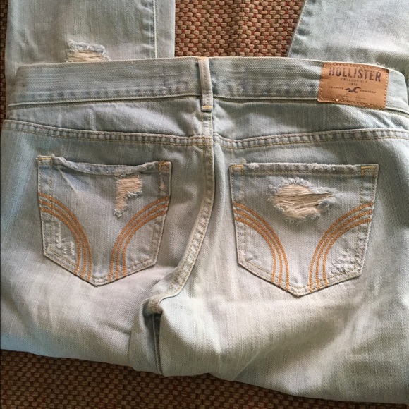 Destroyed light wash hollister capris