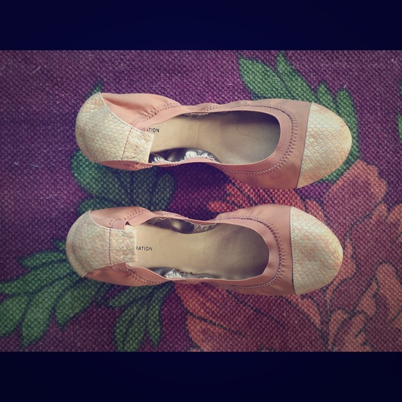 BCBG closed toe sandal