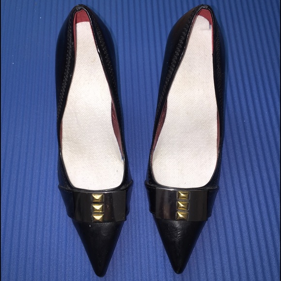 Black pointed shoes