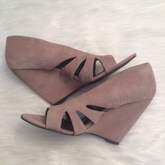 HP ❤️  Elizabeth and James Wedge Sandals