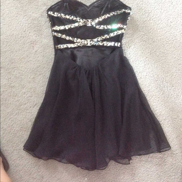 PROM/HOMECOMING DRESS - Picture 2 of 4