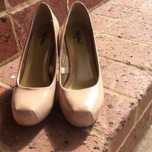 Patent leather light brown/peach heels