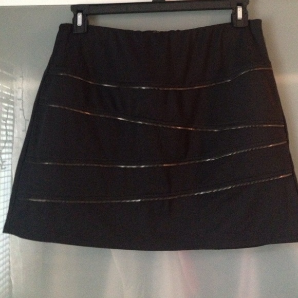 Zipper detail mini skirt 😎 never been worn