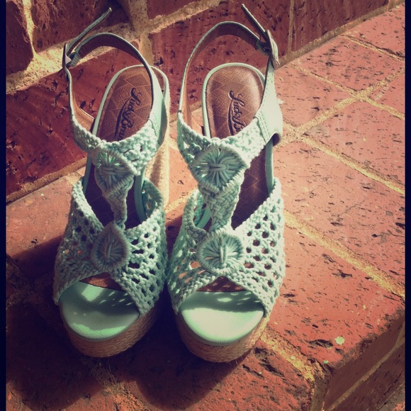 SUPER CUTE MINT WEGDES