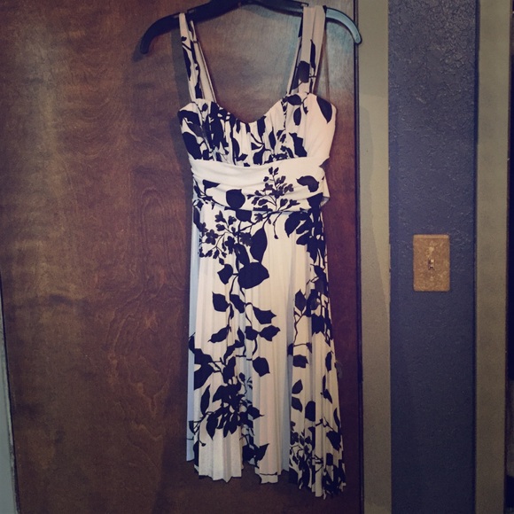 Darling black and white pattern dress!