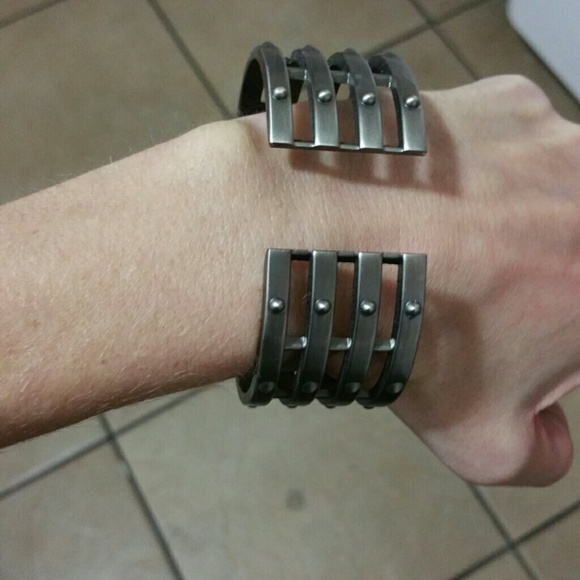 Metal hinged bracelet - Picture 2 of 3