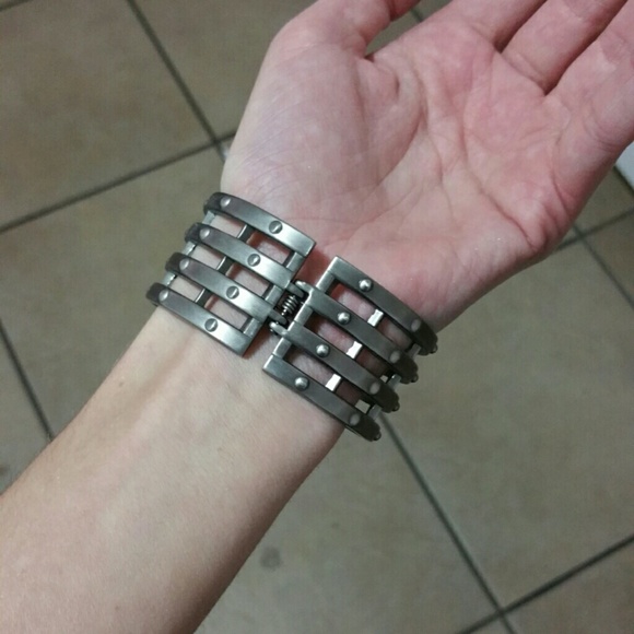 Metal hinged bracelet - Picture 3 of 3