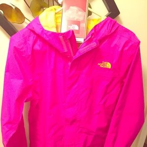 GIRLS NORTHFACE RAIN COAT.