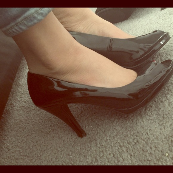 Black patent peep toe pumps! 😬
