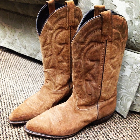 Adorable tall cowboy boots!👢