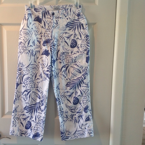 SOLD 🎉 Chico's Blue & White Graphic Design 😍