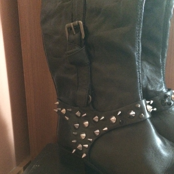 Boots - Picture 3 of 4