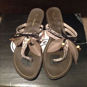Leaf and bow accent sandals flops Brown beige tan