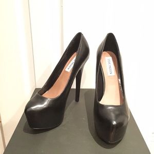 NEW -- Steve Madden Classic Black Pumps
