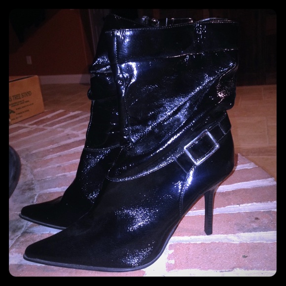 Size 11 catwalk black boots :)
