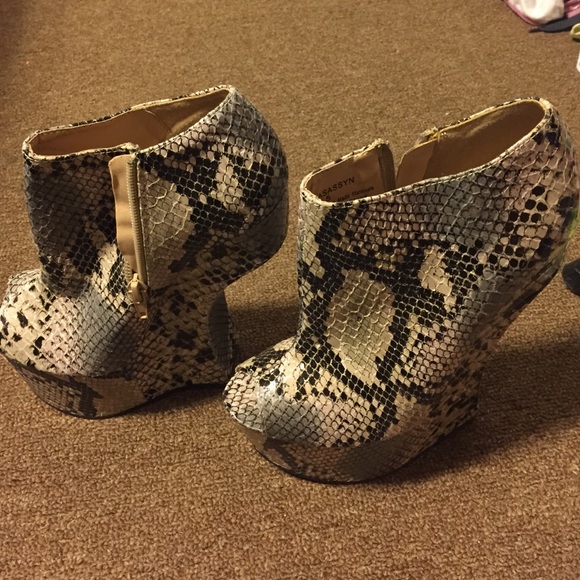 Never worn Heel-less shoe bootie - Picture 1 of 4