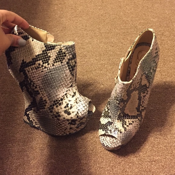 Never worn Heel-less shoe bootie - Picture 2 of 4