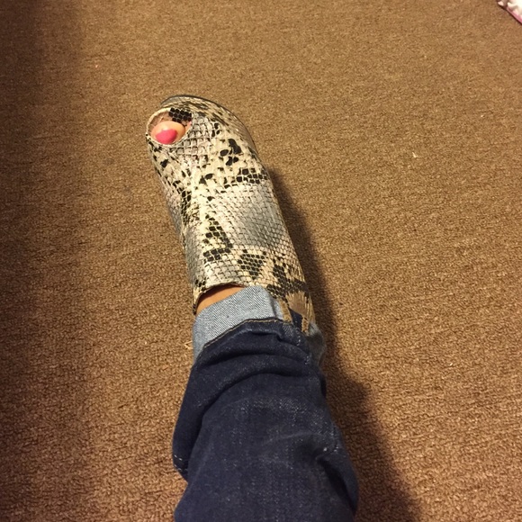 Never worn Heel-less shoe bootie - Picture 3 of 4