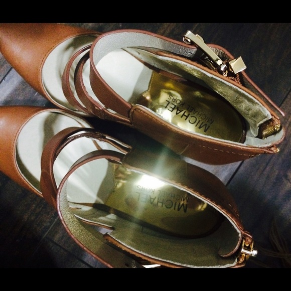 ❌❌SOLD❌❌Strapy MK heels💕💕fits6.5-7 - Picture 3 of 4