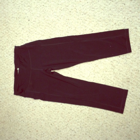 🚫🚫SOLD ON MERC🅰RI🚫🚫Old navy crop yogas!