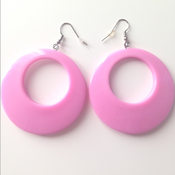 Jewelry - Pretty pink hoop style earring