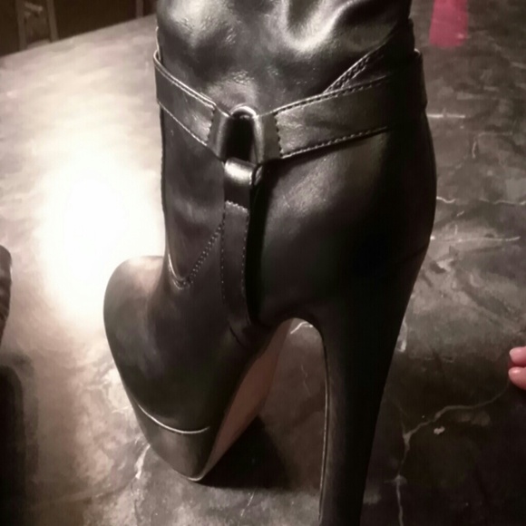 Booths - Picture 2 of 4