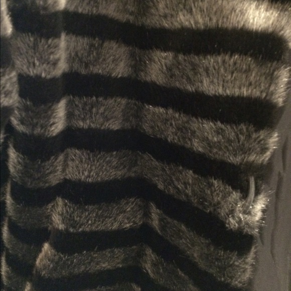 Brand new jacket looks like fur . - Picture 2 of 4