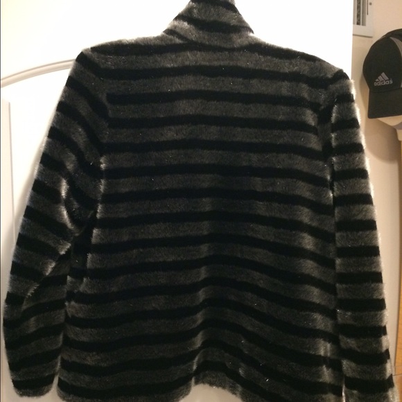 Brand new jacket looks like fur . - Picture 3 of 4