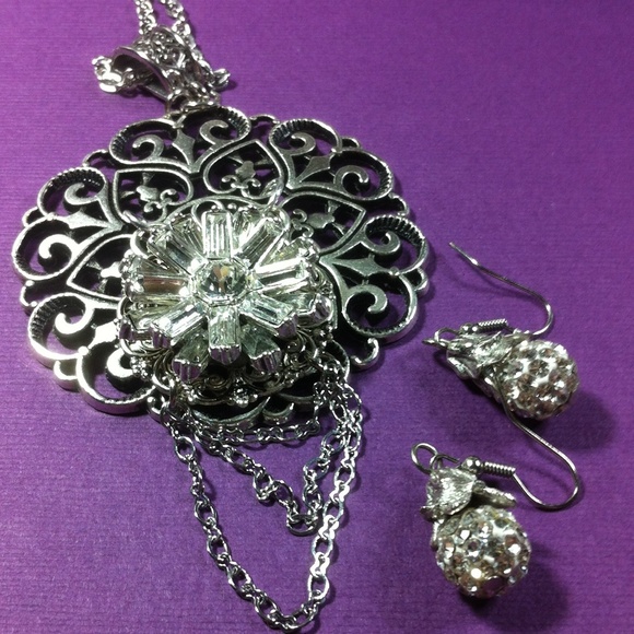 I 9. Stainless Steel/Austrian Crystal pendant set