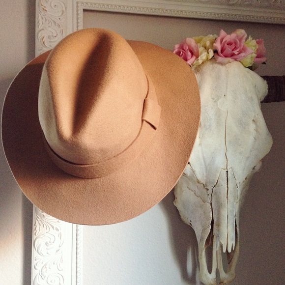 Nasty Gal Accessories - Tan Round Wool Hat