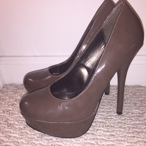 Brown high heel like new!