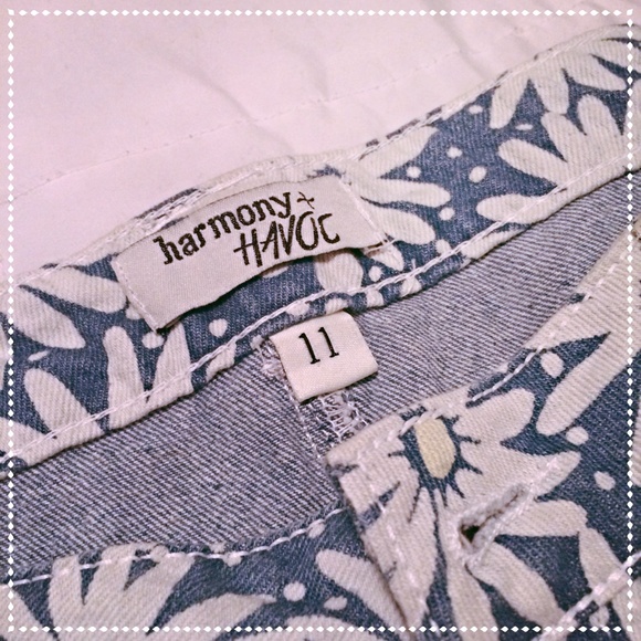 🚫 SOLD🚫 Sunflower Print Denim Shorts - Picture 2 of 4