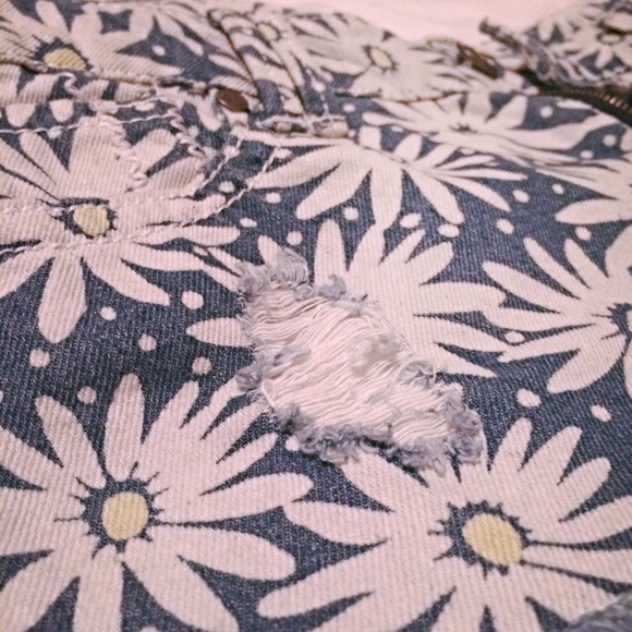 🚫 SOLD🚫 Sunflower Print Denim Shorts - Picture 3 of 4