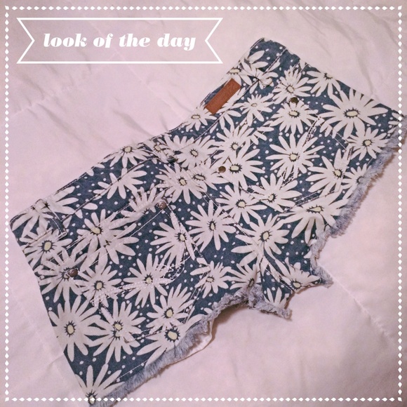 🚫 SOLD🚫 Sunflower Print Denim Shorts - Picture 4 of 4