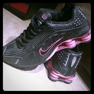 Black and hot pink  Nike tennis