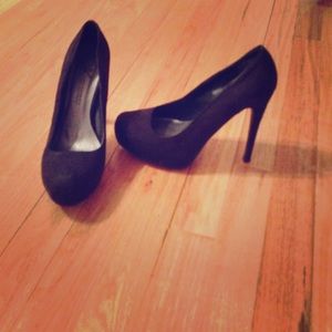 Closed toe high heel pump shoes