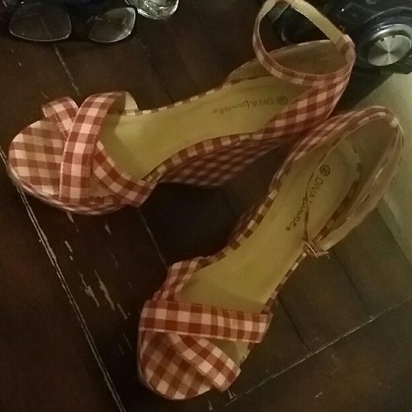 Checkard red and white Wedges