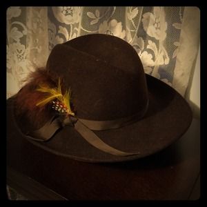 Vintage wool hat with feather