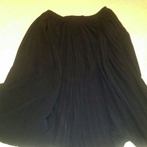 Pleated black skirt