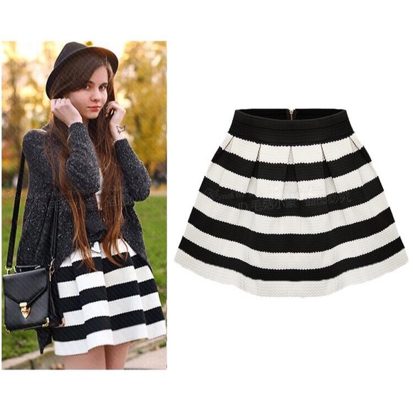 ✖️SOLD✖️Black/White Bandage Textured Skater Skirt - Picture 2 of 3